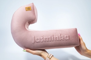 Poduszka literka velvetowa z imieniem 3D - cały alfabet